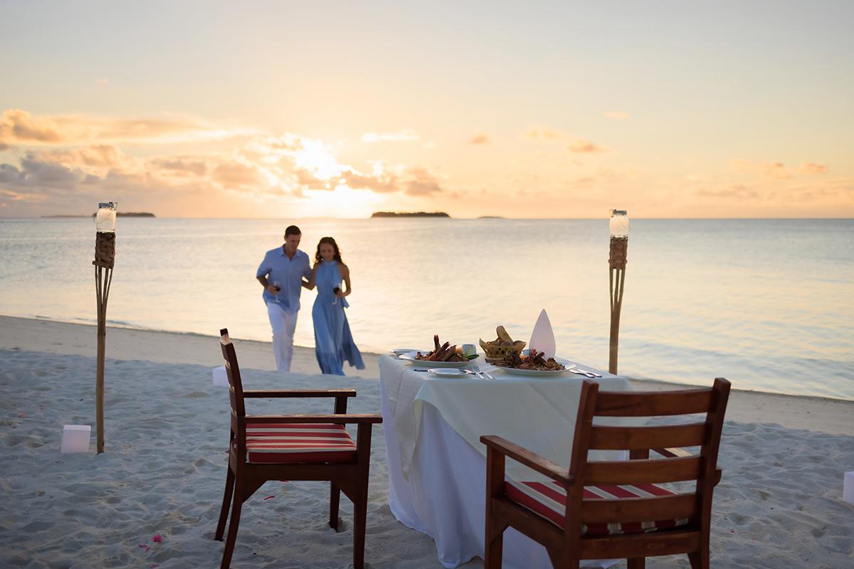 romantic beach dinner - maldives