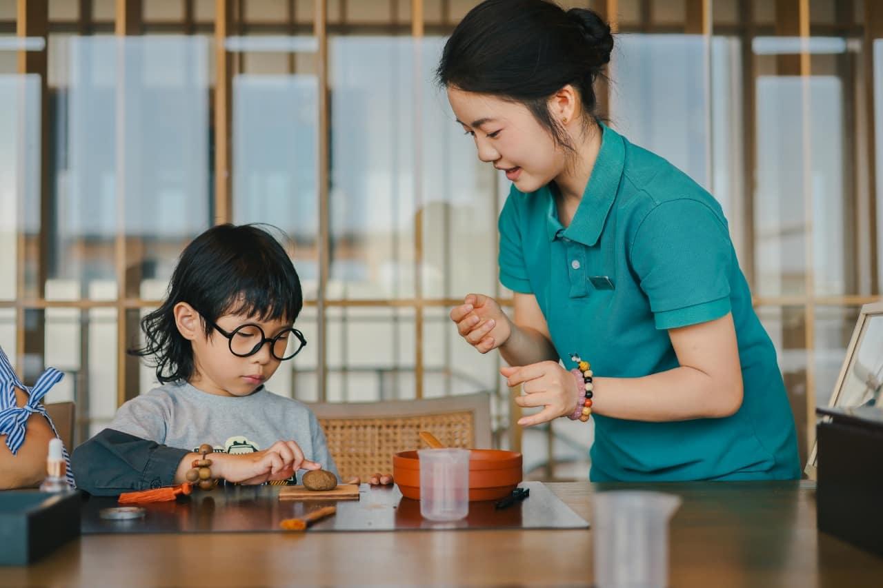 ngsana Zhuhai Hengqin invites you to embark on a journey of crafting Herbal Fragrance Pendants, experiencing the enchanting beauty of a heritage where traditional Chinese medicine meets fragrance culture in this hands-on workshop.