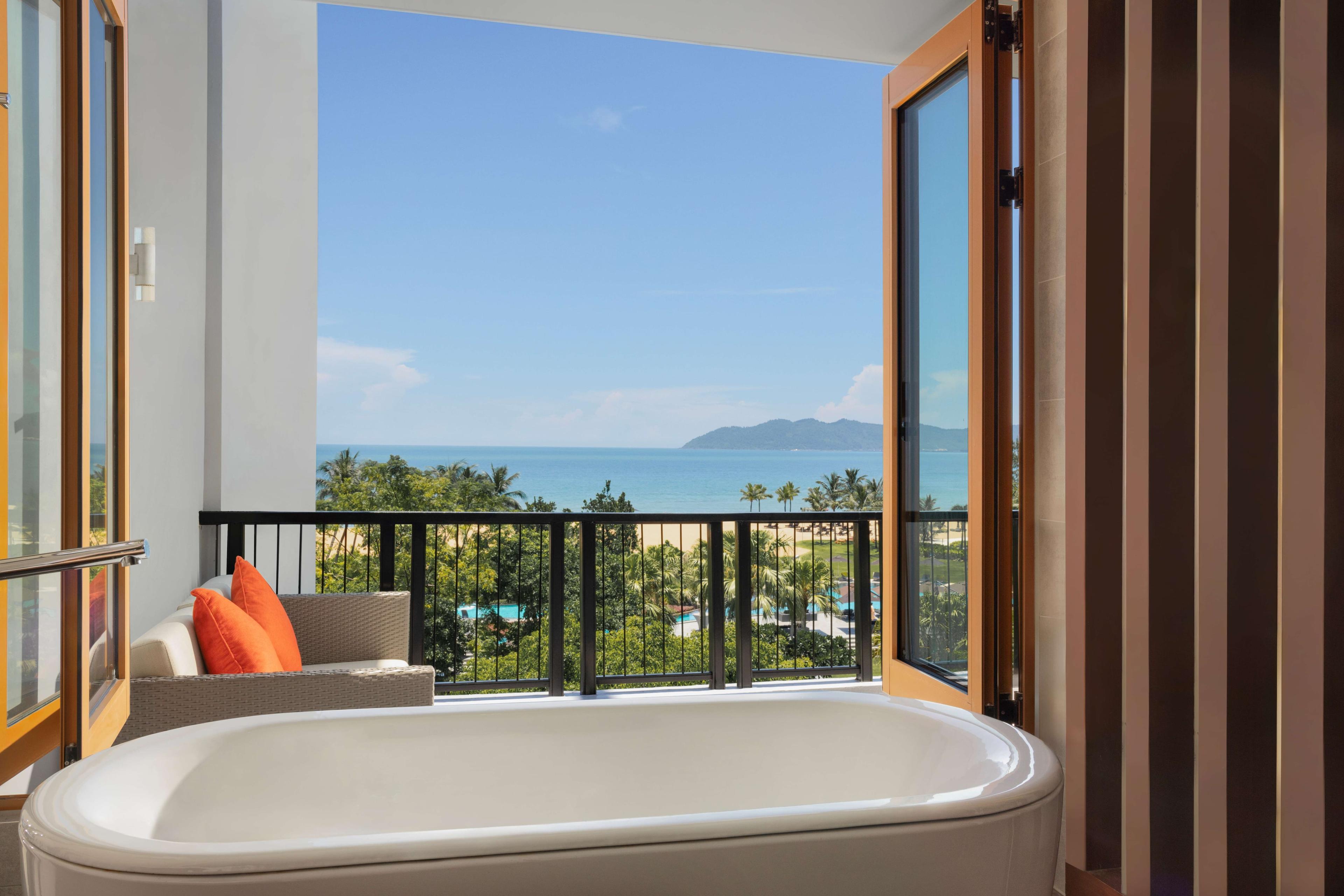 Seaview Balcony Grand - Bathtub with seaview