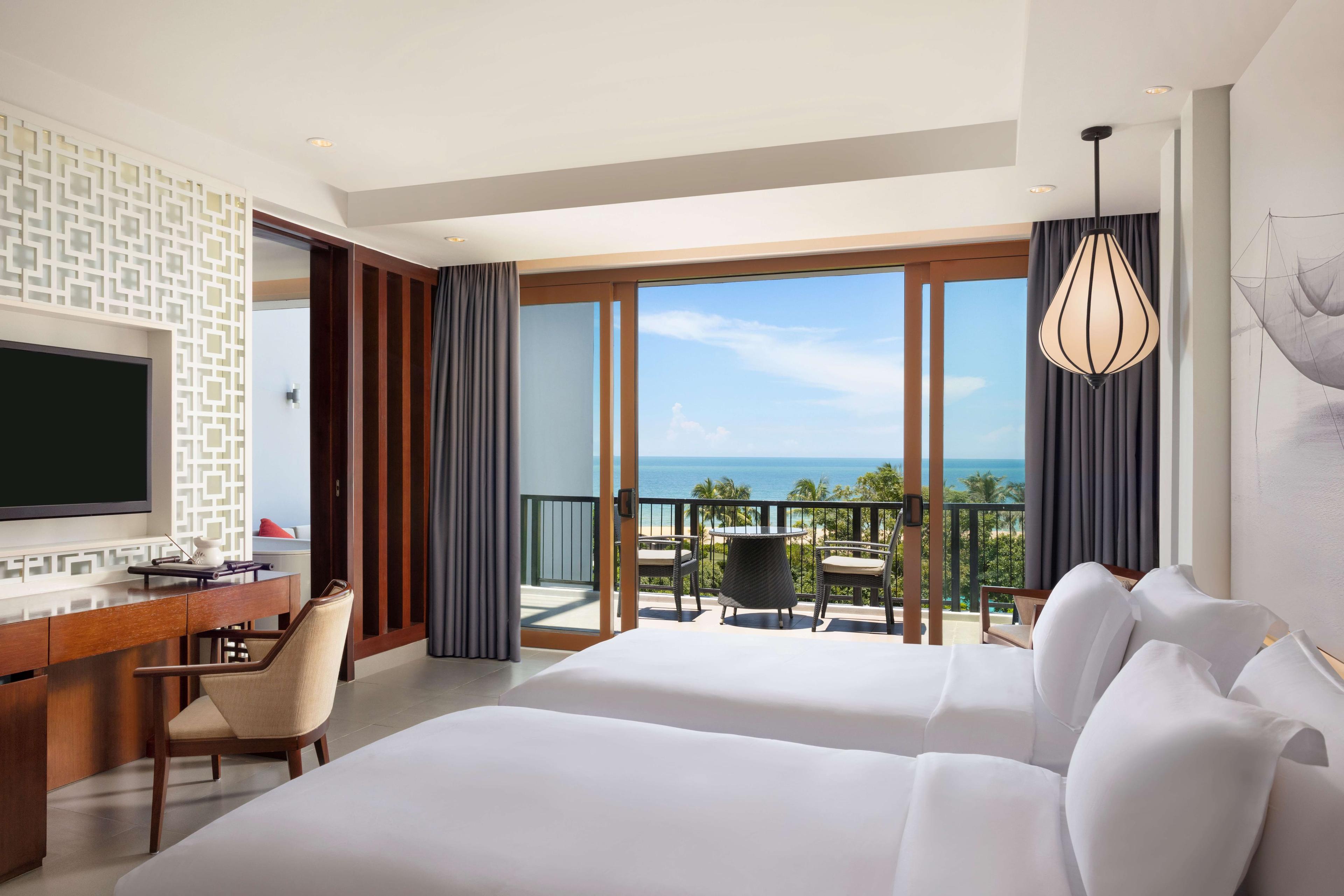 Seaview Balcony Grand - Twin bedroom